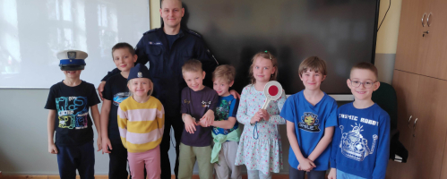 Spotkanie z policjantem - rozmowa o zachowaniu bezpieczeństwa w różnych sytuacjach